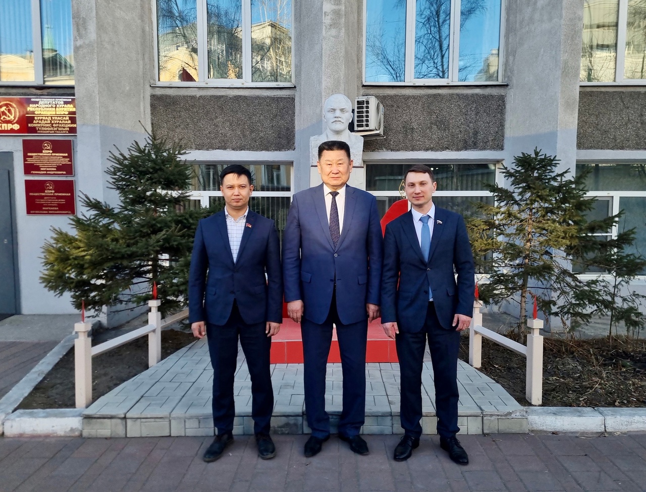 Находясь в Улан-Удэ, встретился с нашими товарищами, в том числе моим коллегой — депутатом Госдумы, избранным от Республики Бурятия, Вячеславом Мархаевым. 