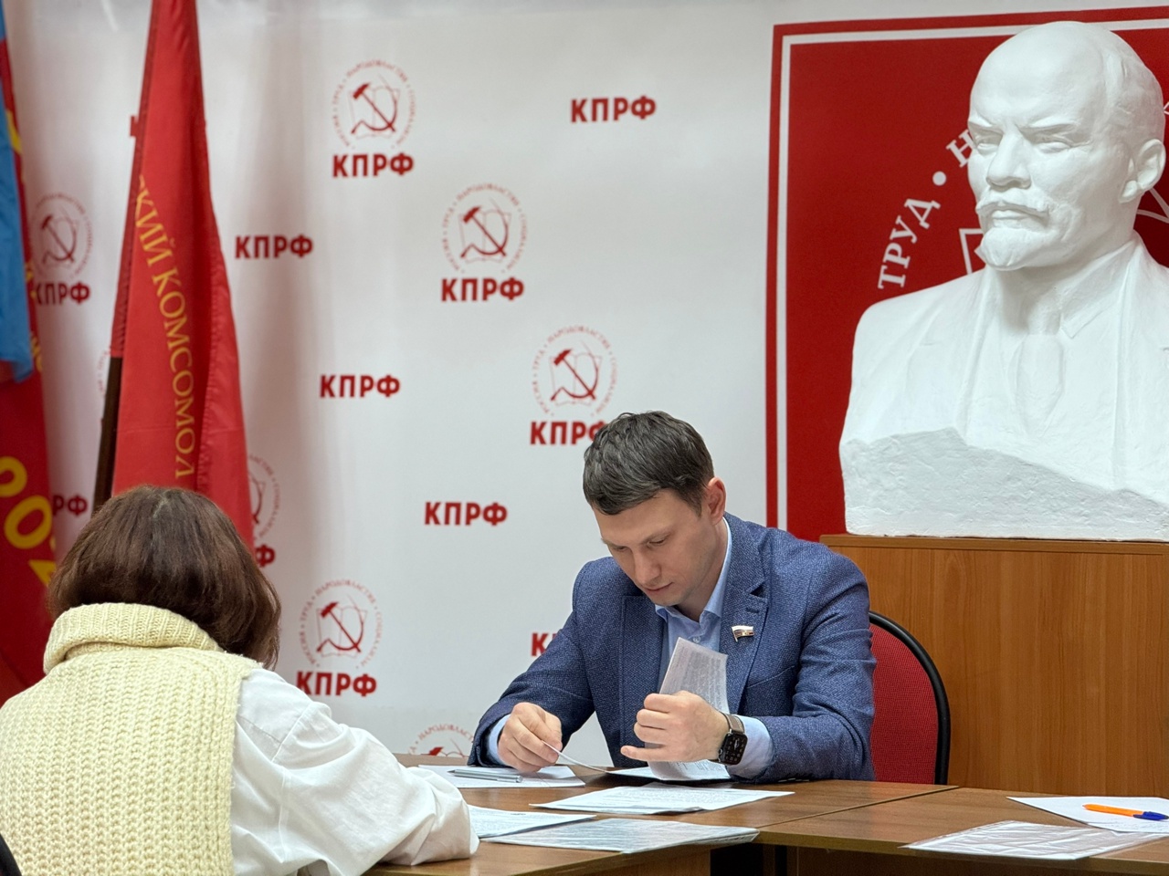 Провел прием граждан в офисе Татарстанского республиканского отделения КПРФ. Вопросы, с которыми обратились жители, касались социальной поддержки, трудовых прав, проблем ЖКХ и обеспечения жильем граждан, признанных нуждающимися в улучшении жилищных услови