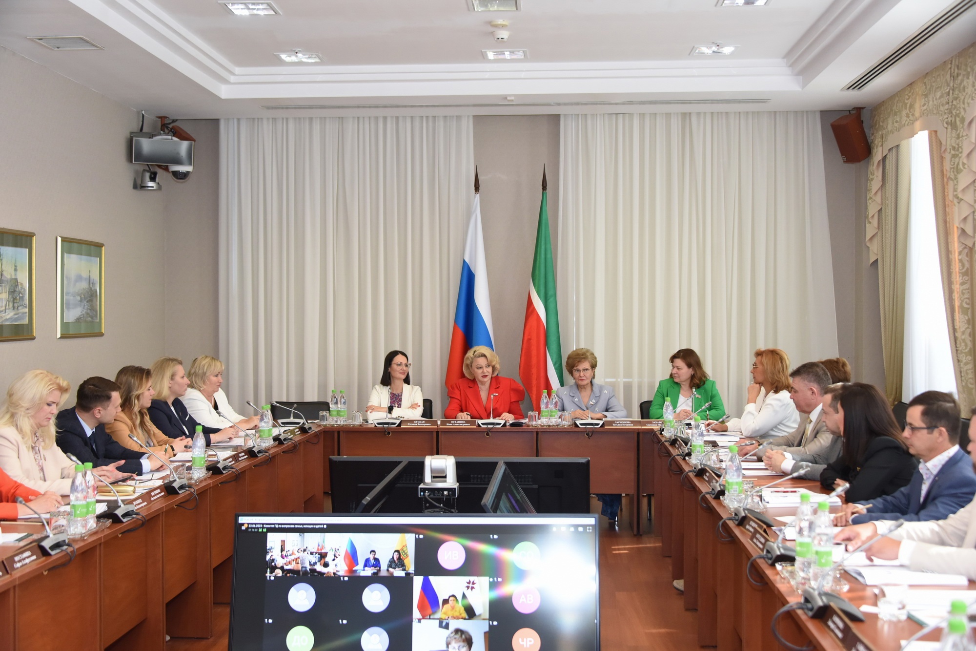 Вопросы социальной поддержки семей с детьми обсудили на заседании круглого стола в Госсовете Татарстана