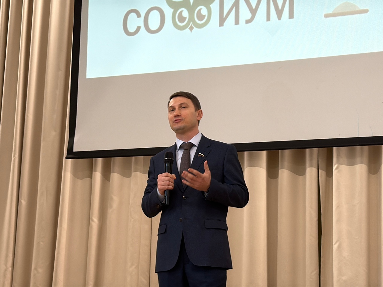 Сегодня принял участие в церемонии награждения призеров и победителей регионального этапа Всероссийской олимпиады школьников по вопросам избирательного права и избирательного процесса.