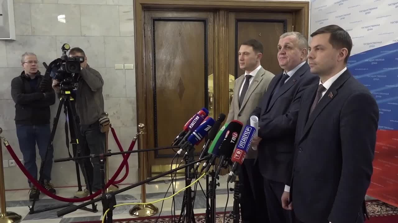 Сегодня, предваряя пленарное заседание Госдумы, выступили с заместителем руководителя фракции КПРФ Николаем Коломейцевым перед журналистами.