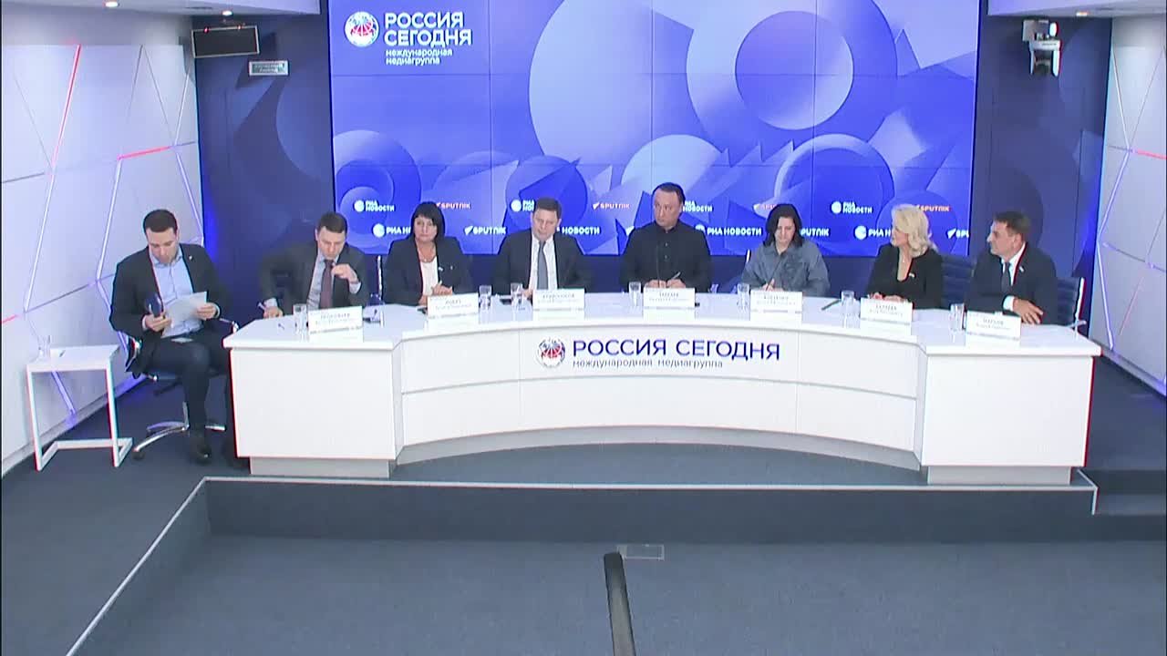 На фоне ограничений в работе аэропортов значение железнодорожного сообщения становится еще более важным для транспортной связанности страны. По данным РЖД, этим летом планируется перевезти более 56 миллионов пассажиров, в том числе 11,6 миллиона — на юг Р На фоне ограничений в работе аэропортов значение железнодорожного сообщения становится еще более важным для транспортной связанности страны. По данным РЖД, этим летом планируется перевезти более 56 миллионов пассажиров, в том числе 11,6 миллиона — на юг Р