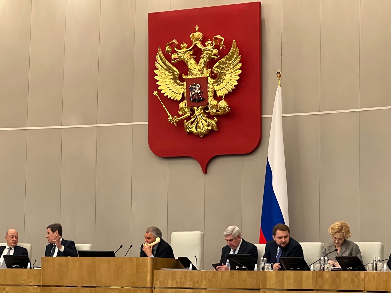 Только что спикер Госдумы РФ Вячеслав Володин предложил внести в регламент Думы изменения, которые обяжут депутатов уведомлять о выезде за границу. 