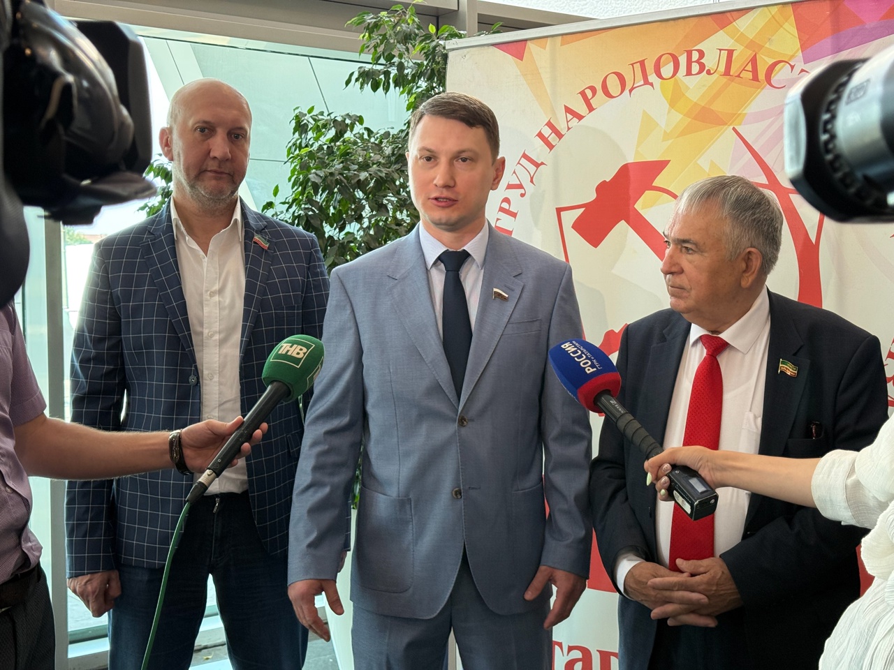 Принял участие в конференции Татарстанского регионального отделения КПРФ, на которой были выдвинуты кандидаты в депутаты представительных органов муниципальных образований Республики Татарстан, в том числе по четырем городам — Казани, Набережным Челнам, Н