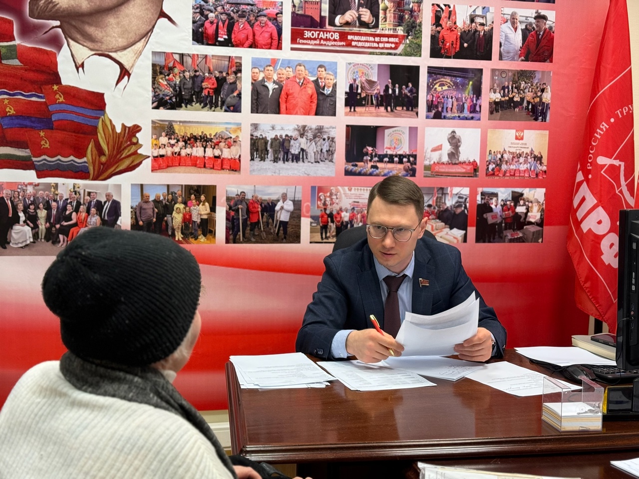 Провел прием граждан в общественной приемной фракции КПРФ в Государственной Думе в Москве. Провел прием граждан в общественной приемной фракции КПРФ в Государственной Думе в Москве.