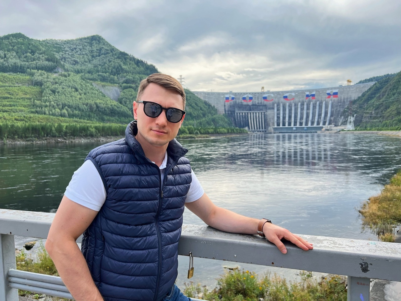 Саяно-Шушенская ГЭС в Хакасии — самая мощная электростанция в России и одна из крупнейших гидроэлектростанций в мире. Она расположена на могучей Сибирской реке Енисей, в поселке Черемушки Республики Хакасия.